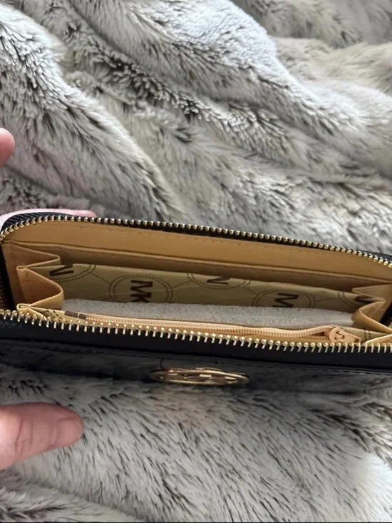 Michael Kors Black Patent Zip Wallet with Gold MK Emblem - Picture 2 of 3